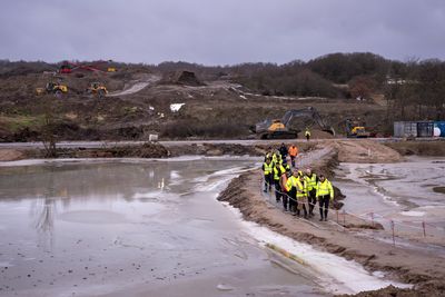 Statsminister Mette Frederiksen og miljøminister Magnus Heunicke besøker Nordic Waste i 22. januar 2024. Et diger jordskred truer områdene rundt.