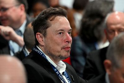 Foto av Elon Musk i en forsamling i England.