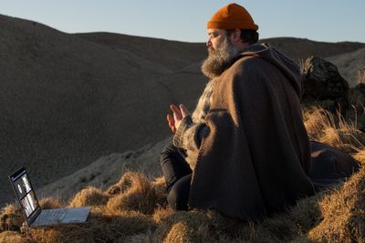 Om du har lyst til å overta jobben til denne mannen, Valgardur Hlöðversson, vil Opera betale deg over 100.000 kroner.