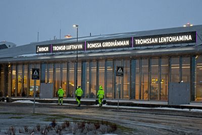 Uværet i nord fortsetter. Det er fortsatt innstilte fly tirsdag morgen.