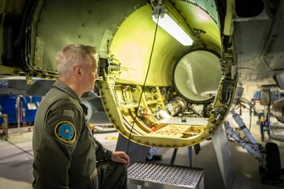 Sjef 132 luftving, oberst Martin Tesli bak et F-16-fly som brukes til utdannelse av teknikere på F-35. Søkertallene til høyere utdanning viser at mange vil bli flyingeniør.