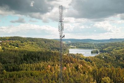 telemontører i arbeid i mobilmast i Sverige.