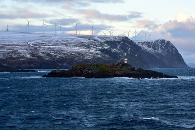 Havøygavlen vindkraftverk i Havøysund i Finnmark, sett fra Hurtigruta.