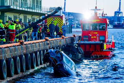 Redningsetatene henter opp en bil som havnet i vannet ved Vippetangen innerst i Oslofjorden torsdag ettermiddag. To personer kom uskadd fra hendelsen etter å ha blitt reddet av en badstuebåt.