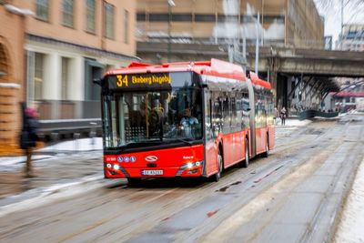 En Solaris-elbuss på vei i Oslo sentrum. Dette er én av over 200 elbusser som ikke har varmepumpe. 