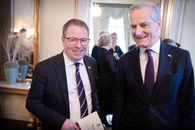 Forsvarsminister Bjørn Arild Gram og statsminister Jonas Gahr Støre. Bildet er tatt i forbindelse med stortingsmeldingen om Nansen-programmet for Ukraina.