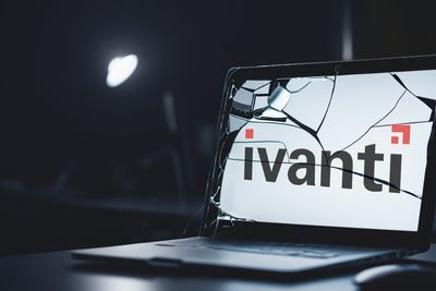 Ivanti-logo på en knust skjerm.