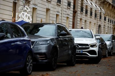 Tunge, forurensende og dyre biler er uønsket i Paris. I en folkeavstemning har innbyggerne nå valgt å tredoble parkeringsprisen.