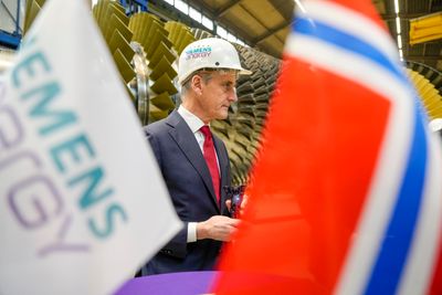 Statsminister Jonas Gahr Støre besøkte Siemens Energys turbinfabrikk i Berlin i november 2022. Fabrikken ønsker å bruke norsk gass til å utvikle grønn hydrogen.  Siemens Energy er et tysk selskap med over 91 000 ansatte i 90 land. 16 prosent av all global energiproduksjon er basert pà deres teknologi. Ved hovedkvarteret i Berlin produseres hovedsakelig gassturbiner som er hydrogen-kompatible (H2-ready), dvs. som kan forbrenne hydrogen nar energimiksen i fremtiden legges om fra gass til hydrogen.Foto: Javad Parsa / NTB