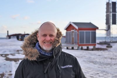 Christian Skottun, administrerende direktør i Telenor Svalbard, ved en basestasjon på øygruppa. 