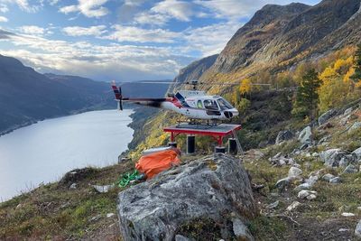 En egen landingsplass for helikopter er etablert på Skutshorn i Vang i Valdres. Fjellpartiet er under kontinuerlig overvåking for å registrere bevegelser i det. Et større fjellskred fra Skutshorn kan forårsake en flodbølge som kan ramme bebyggelse langs Vangsmjøse.