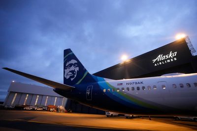 En Alaska Airlines Boeing 737 Max 9 venter på inspeksjon ved flyselskapets hangar på Seattle-Tacoma internasjonale lufthavn. Bildet er fra 10. januar.