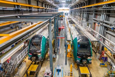 To nye tog er rullet inn i hallen, klare for periodisk service. For disse Flirt-togene skjer det hver 20 000. kilometer.