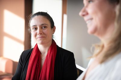 Sarah Raimond (fra venstre) er prosjektleder for Googles datasenteretablering på Gromstul. Her avbildet med Google Norge-sjef Tine Austvoll Jensen etter gårsdagens pressekonferanse i Skien.