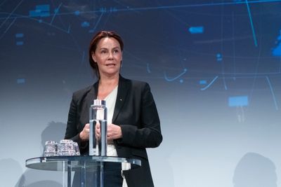 Administrerende direktør Birgitte Engebretsen i Telenor Norge på scenen under konferansen Attack 2023 i Oslo 10. oktober.