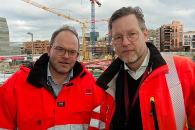 Finansdirektør Jørgen Porsmyr, til venstre, og konsernsjef Jimmy Bengtsson i Veidekke. bildet tatt ved byggeplassene til Mariakvartalet og Vannkunsten på Sørenga, knyttet til presentasjon av resultater for fjerde kvartal 2023.