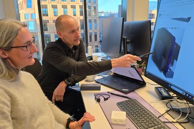 Britta Fismen og Knut Sandven ser på noe på en PC.
