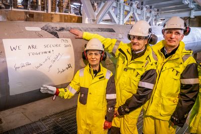  EU-kommisjonens president Ursula von der Leyen, Norges statsminister Jonas Gahr Støre og Nato-sjef Jens Stoltenberg besøker Troll A-plattformen som har bidratt til at energiforsyningen har gått fra kull til gass.  