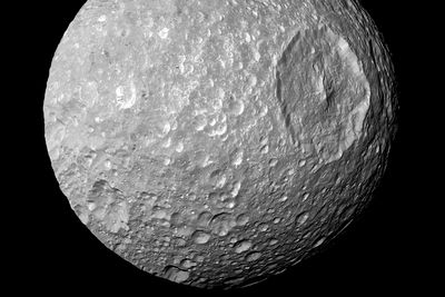Et bilde gitt ut av Nasa viser overflaten på Saturn-månen Mimas. Det store Herschel-krateret har fått mange til å sammenligne den lille månen med Dødsstjernen fra Star Wars. Bildet er tatt fra romsonden Cassini i 2010. Ny forskning tyder på at isoverflaten kan skjule et hav.