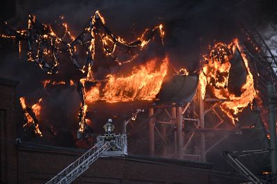 Det brant tirsdag morgen fortsatt i det nye badelandet som var under oppføring i fornøyelsesparken Liseberg i Göteborg. Dette bildet er fra mandag morgen.