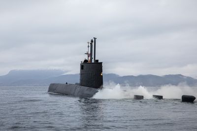 Den norske ubåten KNM Utvær seiler i Bjørnafjorden sør for Bergen, i forbindelse med øvelse Arctic Dolphin i februar 2023.