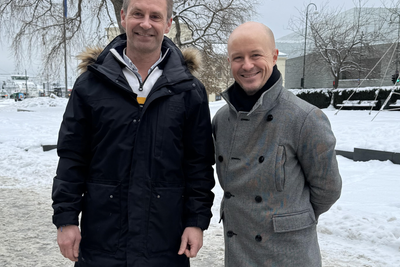 Bilde av lederen for Fiberforening.no, Jørn Slåtten, og nytilsatt kommunikasjonsmedarbeider Varog Kervarec.