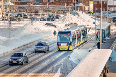 Metrobussene i Trondheim er 24 meter lange, men har likevel mye mindre problemer på vinterføre enn de 18,7 meter lange leddbussene i Oslo.
Foto: Gorm Kallestad / NTB