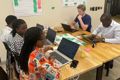 Det er nødvendig å jobbe med lokale utviklere for å lykkes, mener prosjektet OpenEPI. Her fra besøk i Rwanda høsten 2023.