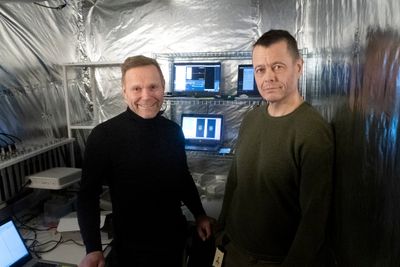 To menn: Tore Kristoffersen og Arne Igesund i 5G-laben til Ice i Nydalen i Oslo. Rommet er kledd i aluminiumsfolie, for å skape et Faraday-bur. 