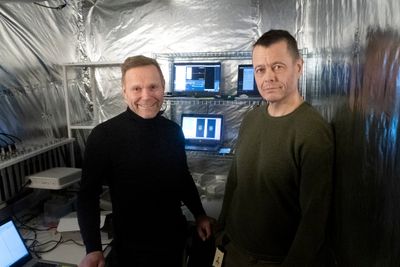 Tore Kristoffersen og Arne Igesund i 5G-laben til Ice i Nydalen i Oslo. Rommet er kledd i aluminiumsfolie, for å skape et Faraday-bur, slik at ikke radiosignaler fra utsiden trenger inn. 