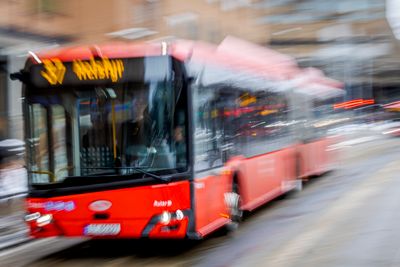 En Solaris-buss i bevegelse i Oslo i starten av februar 2024. Dette var bussene Unibuss byttet til. Bussene hadde verken firehjulstrekk eller varmepumpe. Det hadde imidlertid bussene som ble valgt vekk. Foto: Arash A. Nejad