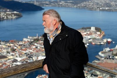 Mangeårig styrerådgiver Arne Selvik, her utenfor Bergen.