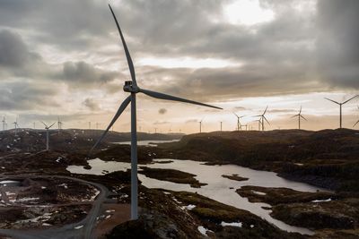 llene i Storheia vindpark på Fosen har utløst en nasjonal strid, men vindkraft på land vil relativt sett gi mindre naturinngrep enn nybygging av hytter. 