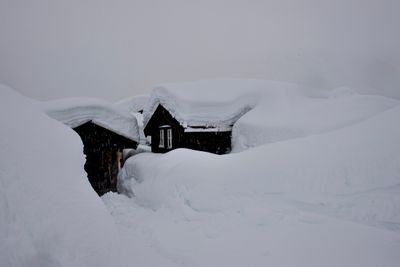 Nesten halvparten av hytteeierne i undersøkelsen fra Gudbrandsdal Energi sier at høye strømpriser har ført til at de i stor eller svært stor grad bruker hytta mindre.