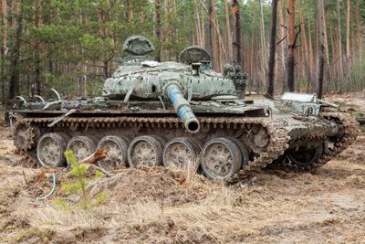 En russisk T-72B stridsvogn som angivelig skal ha blitt ødelagt i mai 2022.