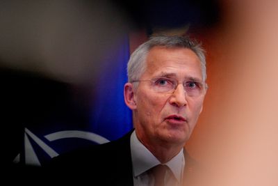 Natos generalsekretær Jens Stoltenberg, her under en tidligere pressekonferanse, forsikrer om at mer støtte er på vei til Ukraina.