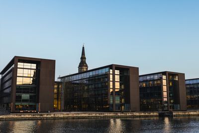 Tre kontorbygninger ved vannet i København.