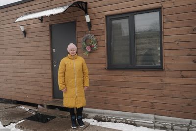 – Fire generasjoner har bodd her på denne tomten, og jeg ville aldri dratt herfra, sier ukrainske Tetiana (56) utenfor mikrohuset som midlertidig erstatter hjemmet som ble bombet i stykker.