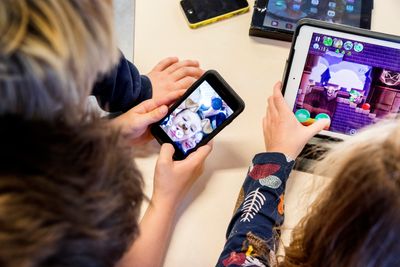 Over 90 prosent av barna på barneskolen har tilgang til en egen digital enhet. NRK skole og Youtube brukes av over 70 prosent.
