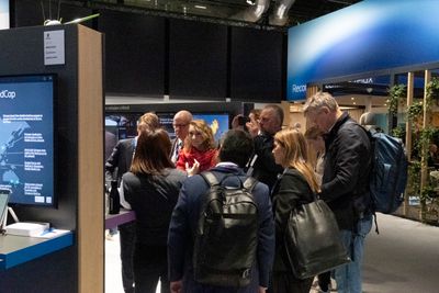 Norske myndigheter på besøk på Ericssons stand under Mobile World Congress i Barcelona. På bildet ser vi blant andre Karianne Tung, Jarl Fjerdingby og Pål Wien Espen. 