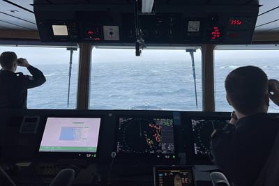 Kystvaktskipet KV Sortland deltar i søket etter vrakdeler fra helikopteret som styrtet utenfor Bergen onsdag kveld.