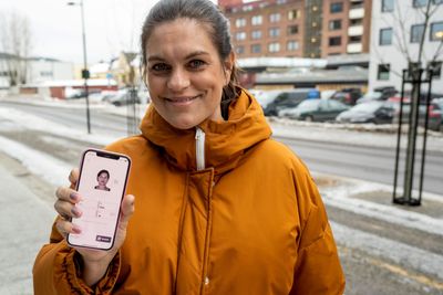 Karianne Berg Berntsen, kommunikasjonsrådgiver i IT-divisjonen. Her i Drammen med etatens førerkort-app.