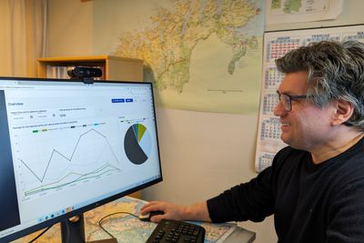 Eirik Selmer ser på websiden for detaljerte transportdata fra et registreringspunkt ved finskegrensen sør for Kautokeino.