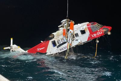 Helikopteret som havarerte onsdag kveld, ble lørdag hevet opp fra flere hundre meters dyp.