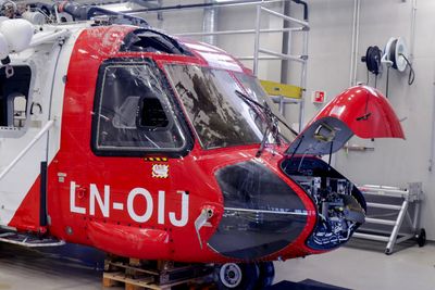 Vraket av helikopteret som gikk i vannet utenfor Sotra 28. februar ble tatt inn til Haakonsvern 3. mars der Havarikommisjonen gjorde de første undersøkelser. 