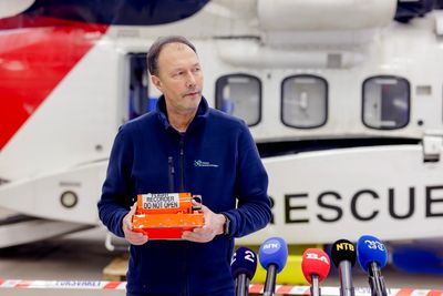 Avdelingsleder Kåre Halvorsen i Havarikommisjonen viser fram samme type ferdskriver som var om bord i ulykkeshelikopteret av typen  Sikorsky S-92A. 