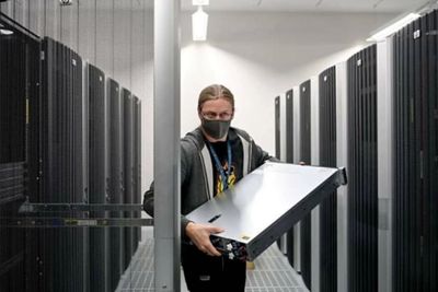 Systemadministrator Alexander Landmann henter en server fra en serverhall i et tysk datasenter. Bildet er brukt som illustrasjonsfoto og har ingen ting med den pågående konflikten i Nordland.