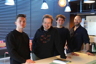 – En norsk språkmodell vil i mye større grad reflektere samfunnet slik vi kjenner det i Norge, sier Andrei Kutuzov (nr. 2 f.v.), her sammen med Vladislav Mikhailov, David Samuel og Erik Velldal i forskningsgruppen for språkteknologi på Universitetet i Oslo.