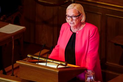 EUs energikommissær ber Norge om å raskt slutte seg til EUs fjerde energimarkedspakke. Utspillet er uhørt, sier Senterpartiets parlamentariske leder Marit Arnstad