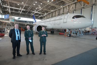 SAS fornyer avtalen om medevac-fly med Forsvaret, og bytter samtidig flytype fra Boeing 737 til Airbus A320 Neo. Fra venstre: Kjetil Håbjørg, konsernsjef i SAS, sjef Petter Iversen i Forsvarets sanitet og Anders Jernberg, sjef Forsvarets logistikkorganisasjon. 
